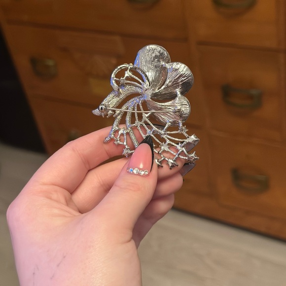 Elegant Silver Rhinestone Brooch - Picture 2 of 2